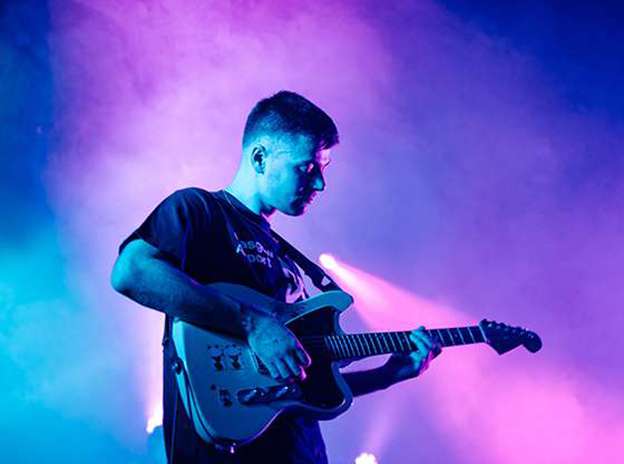 The Everglowがギターを弾いている